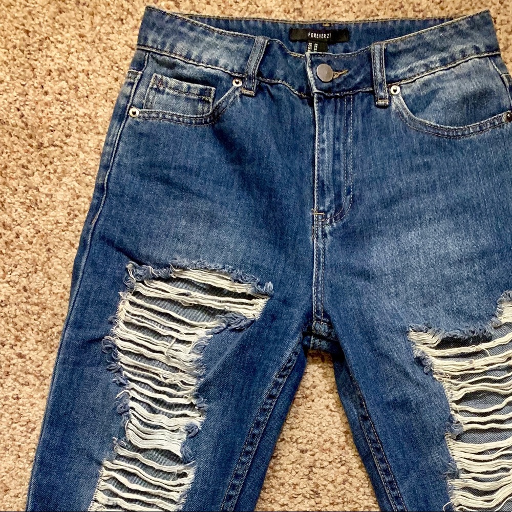 🌈Super distressed boyfriend jeans size 24✨